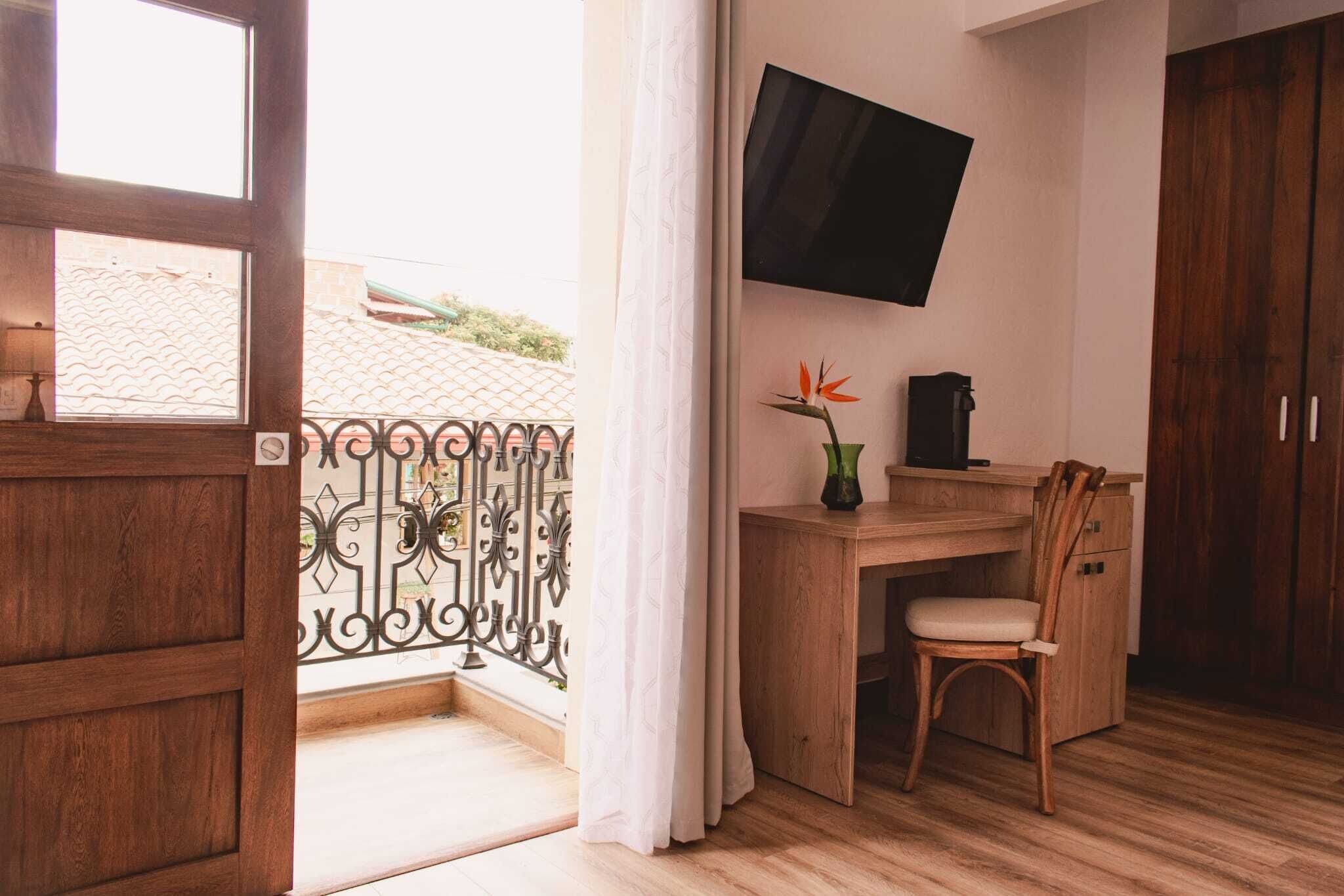 Superior Room, Balcony, Mountain View | Peralatan tempat tidur premium, gebar bulu kapas, tilam berlapik 