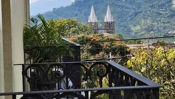 Deluxe Suite, 1 King Bed, Balcony, Mountain View | Balcony view