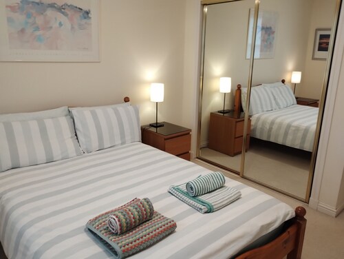 Central 2-Bedroom Apartment with private parking - home from home