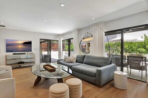 Huis, meerdere bedden, toegang tot zwembad, uitzicht op zwembad (Ocean Breeze Villa) | Woonruimte | Een 50-inch flatscreentelevisie met digitale zenders