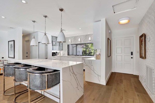 Huis, meerdere bedden, toegang tot zwembad, uitzicht op zwembad (Ocean Breeze Villa) | Privékeuken | Een koelkast, een magnetron, een oven, een kookplaat