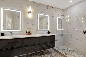 Shower, hair dryer, towels - Ocean Breeze Villa 3 Bdr, Pool (Pompano Beach)