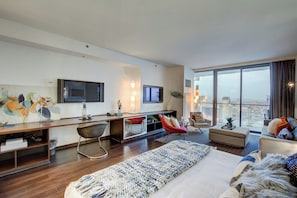 Smart TV - 34th Floor High rise with 180° Strip Views + Open Balcony - No Resort Fees (Las Vegas)