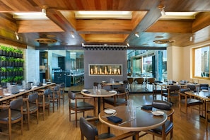 Dining - 34th Floor High rise with 180° Strip Views + Open Balcony - No Resort Fees (Las Vegas)