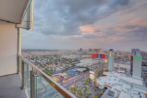 Property grounds - 34th Floor High rise with 180° Strip Views + Open Balcony - No Resort Fees (Las Vegas)