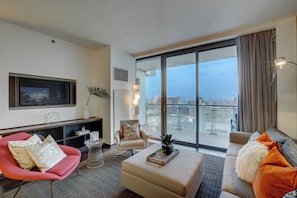 Smart TV - 34th Floor High rise with 180° Strip Views + Open Balcony - No Resort Fees (Las Vegas)