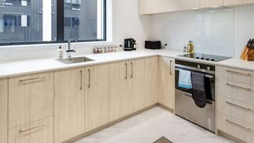 Refrigerador, microondas, horno, placa de cocina