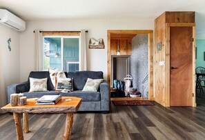 TV, fireplace - Cabin * Hot tub * Fire pit * View * Getaway! (Oak Harbor)