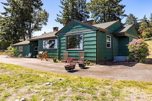 Exterior - Cabin * Hot tub * Fire pit * View * Getaway! (Oak Harbor)