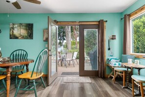 Dining - Cabin * Hot tub * Fire pit * View * Getaway! (Oak Harbor)