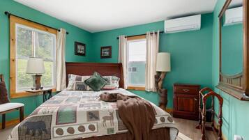 3 bedrooms, desk, iron/ironing board, travel crib