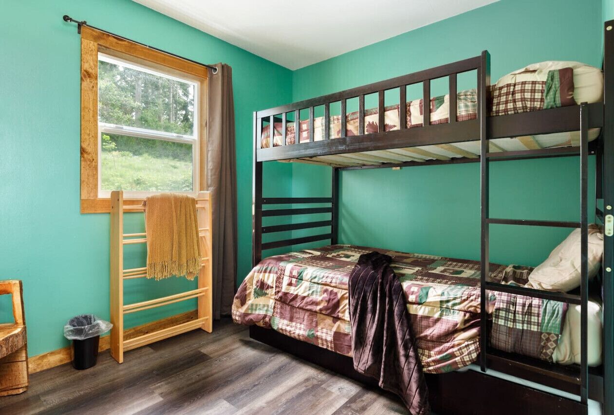 3 bedrooms, desk, iron/ironing board, travel crib