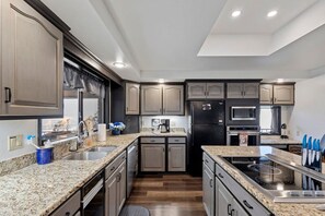 Fridge, microwave, oven, stovetop - Mt. Baker View * Harbor * King Bed * Fire Pit! (Oak Harbor)