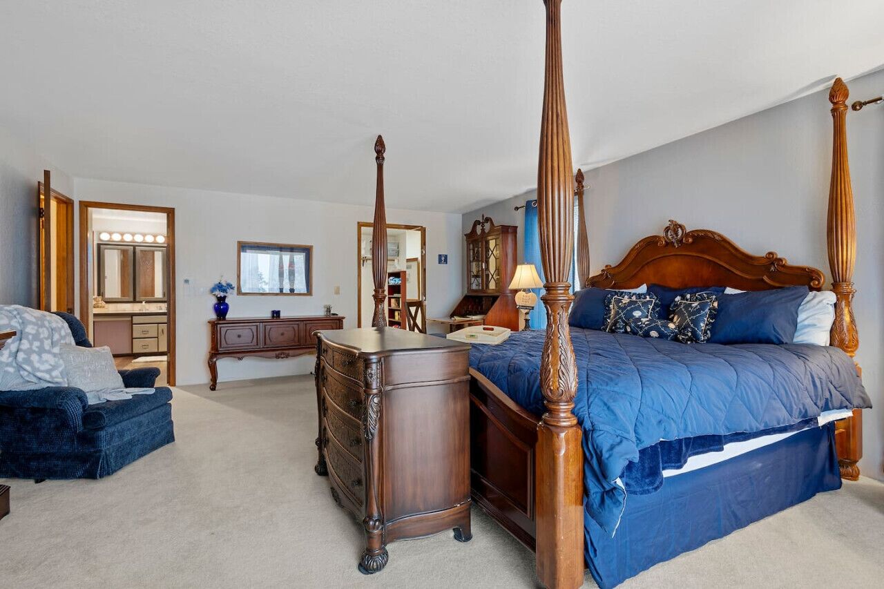 1 habitación, escritorio, tabla de planchar con plancha y cuna de viaje 