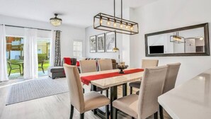 Family dining - Central to all the fun Disney (Kissimmee)