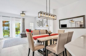 Family dining - Central to all the fun Disney (Kissimmee)