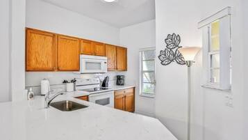 Townhome, 3 Bedrooms, Kitchen, Courtyard View | Private kitchen