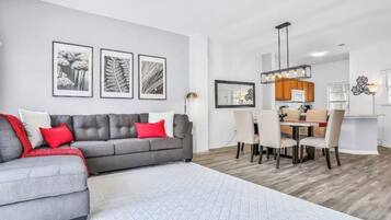 Townhome, 3 Bedrooms, Kitchen, Courtyard View | Living area