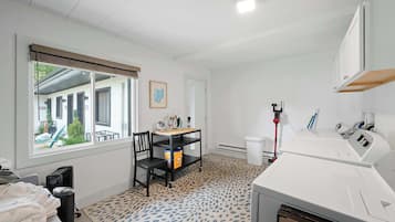 Estudi en suite, 1 llit de matrimoni, cuina, vistes al jardí (Chic City Retreat 93B) | Interior