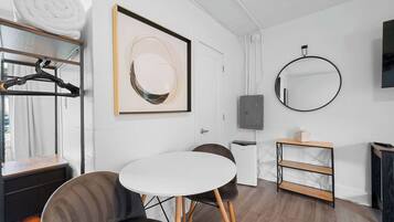 Studio Suite, 1 Queen Bed, Kitchen, Garden View (Chic City Retreat 93B) | Dining