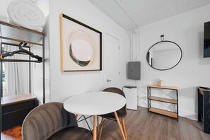 Studiosviitti, 1 keskisuuri parisänky, keittiö, näköala puutarhaan (Chic City Retreat 93B) | Ruokailu