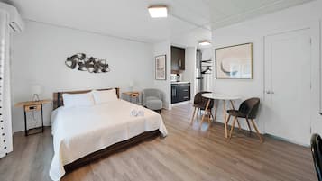 Studio Suite, 1 Tempat Tidur Queen, dapur, pemandangan kebun (Chic City Retreat 93B) | 1 kamar tidur dan didekorasi berbeda-beda