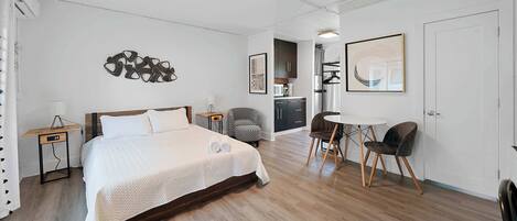 Estudi en suite, 1 llit de matrimoni, cuina, vistes al jardí (Chic City Retreat 93B) | 1 dormitori, decoració individual, mobiliari individual i wifi gratuïta