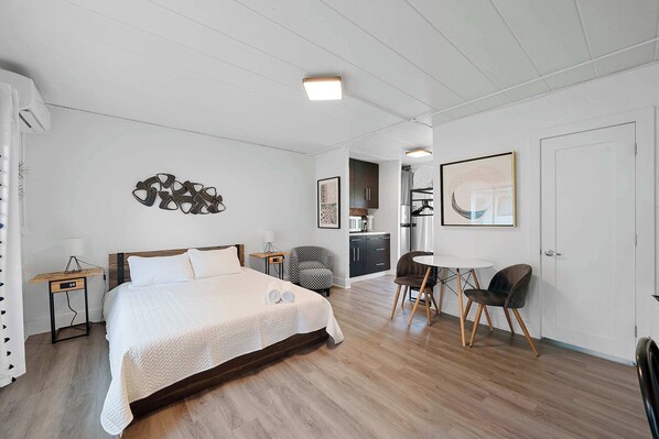 Studiosviitti, 1 keskisuuri parisänky, keittiö, näköala puutarhaan (Chic City Retreat 93B) | 1 makuuhuone, yksilöllisesti sisustettu, yksilöllisesti kalustettu