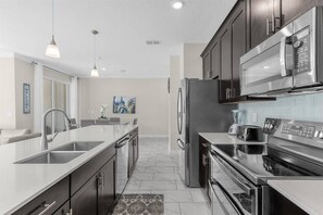 Jääkaappi, mikroaaltouuni, uuni, liesi