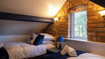 2 bedrooms, iron/ironing board, travel cot, WiFi