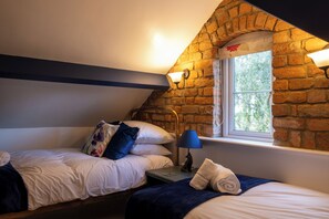 2 bedrooms, iron/ironing board, travel crib, WiFi - Pet Friendly Cottage, Near Amenities with Log Fire (Stonehouse)