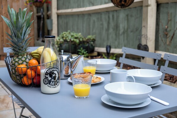 Outdoor dining - Pet Friendly Cottage, Near Amenities with Log Fire (Stonehouse)