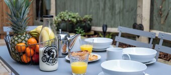 Pet Friendly Cottage, Near Amenities with Log Fire