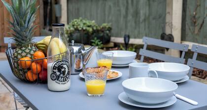 Pet Friendly Cottage, Near Amenities with Log Fire