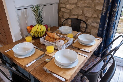 Pet Friendly Cottage, Near Amenities with Log Fire