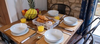 Pet Friendly Cottage, Near Amenities with Log Fire