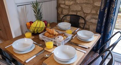 Pet Friendly Cottage, Near Amenities with Log Fire