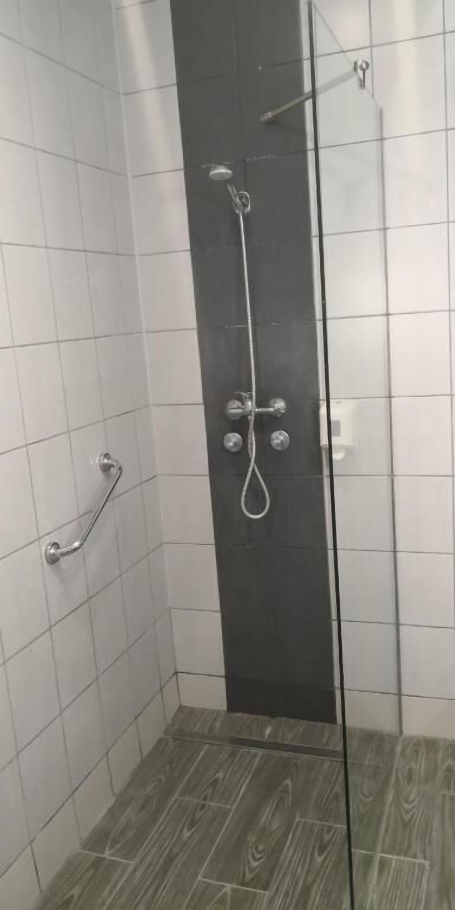 毛巾、肥皂、洗发水、卫生纸