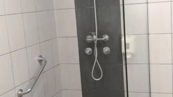 Toallas, jabón, shampoo, papel de baño