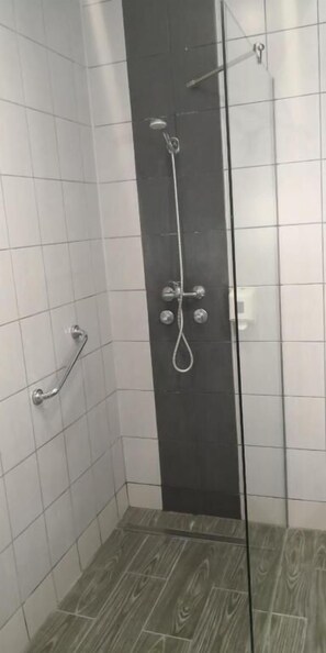 Serviettes fournies, savon, shampoing, papier toilette