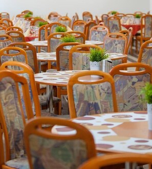 Dining - FREE PARKING, FREE BREAKFAST, only 15 minutes to City Center (Budapest)