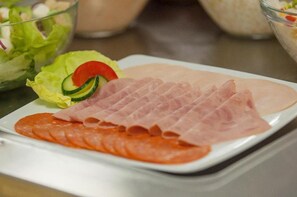 Food and drink - FREE PARKING, FREE BREAKFAST, only 15 minutes to City Center (Budapest)