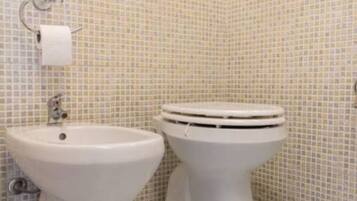 Dusche, Haartrockner, Bidet, HandtĂŒcher