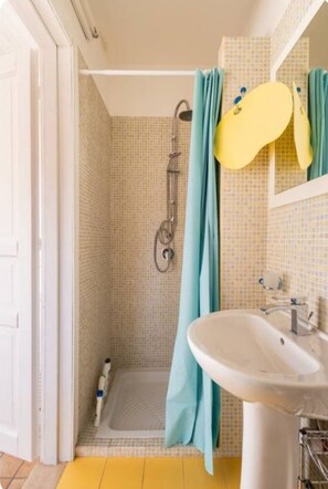 Doccia, asciugacapelli, bidet, asciugamani