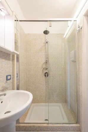 Shower, hair dryer, bidet, towels - THE SONG OF EUTERPE (Palermo)