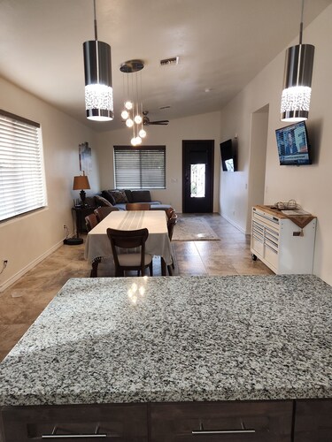 Casa Blanca, Newer 3-bedroom house in amazing Rio Rico with WiFi, AC, spa, patio