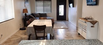 Casa Blanca, Newer 3-bedroom house in amazing Rio Rico with WiFi, AC, spa, patio