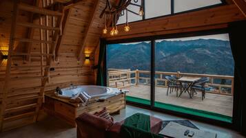 Deluxe Quadruple Room, Sea View | Living area