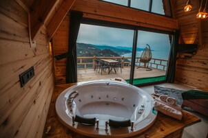 ห้องดีลักซ์สำหรับสี่ท่าน, วิวทะเล | โต๊ะทำงาน, พื้นที่ทำงานแบบใช้แล็ปท็อป, ห้องเก็บเสียง, เตารีด/โต๊ะรีดผ้า