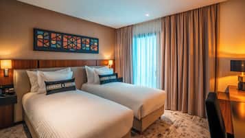 Habitación con 2 camas individuales, balcón, vistas a la ciudad | 1 dormitorio y ropa de cama hipoalergénica